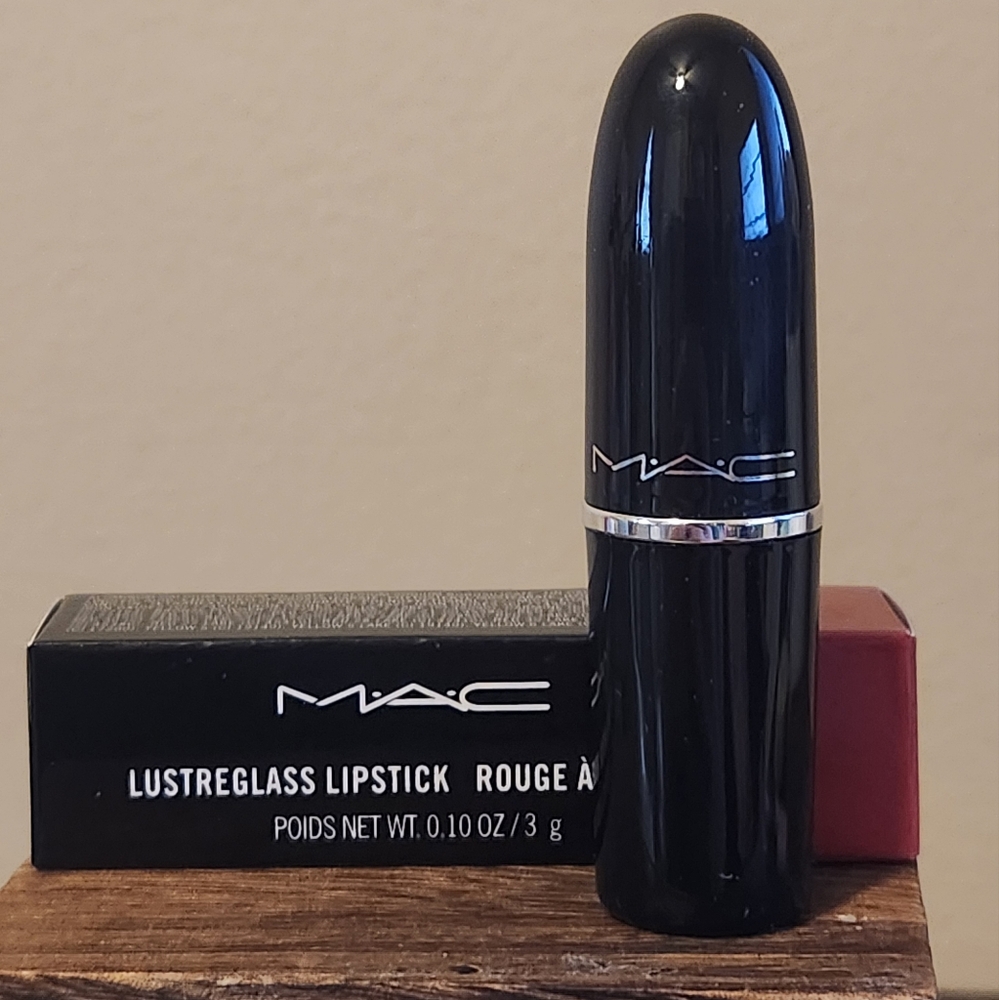 MAC Cosmetics Lustreglass Lipstick #551 Local Celeb - Picture 3 of 4